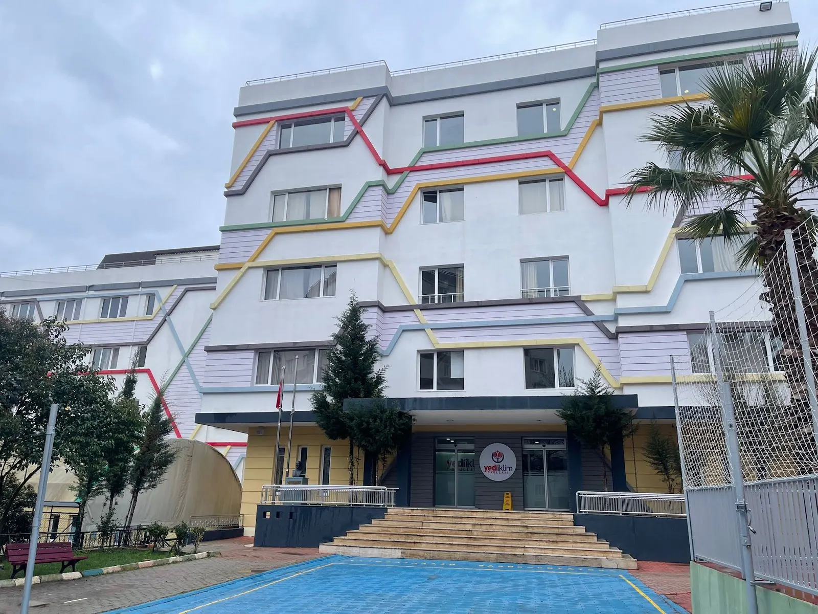 Yediiklim Okulları dış görünüm