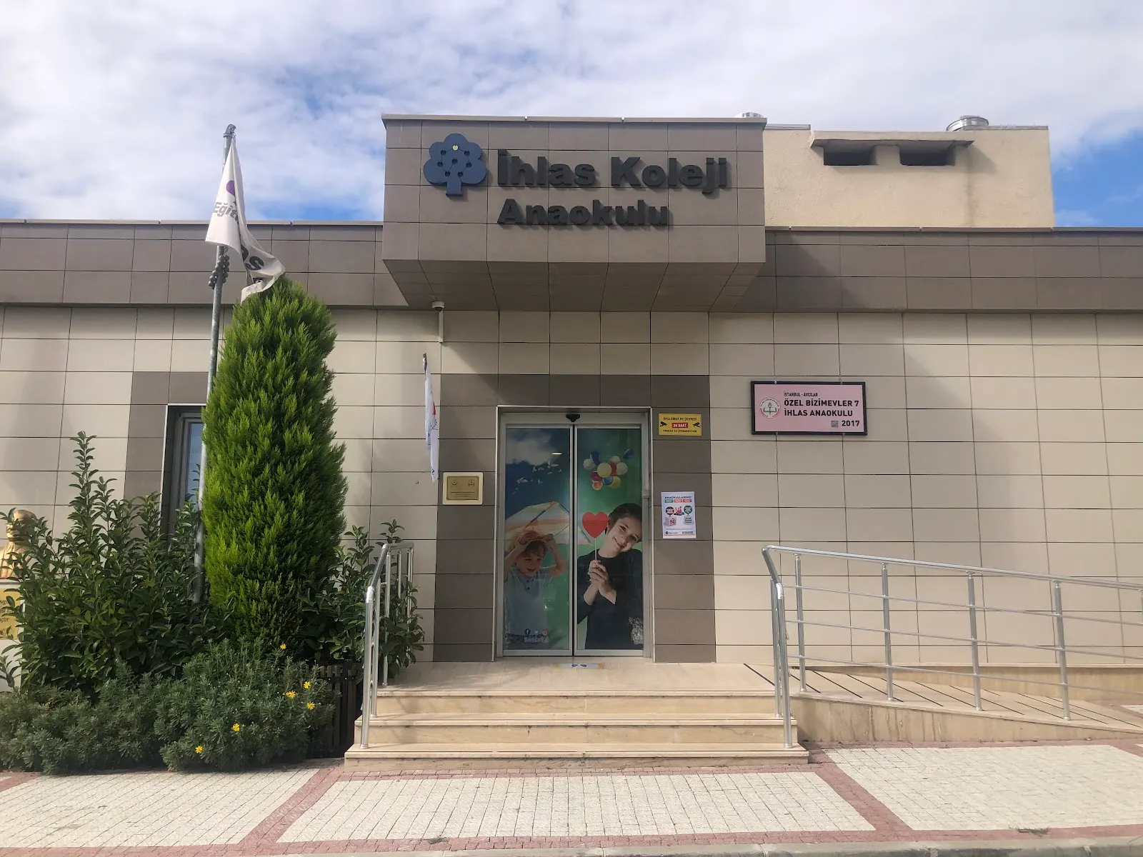 İhlas Koleji dış görünüm