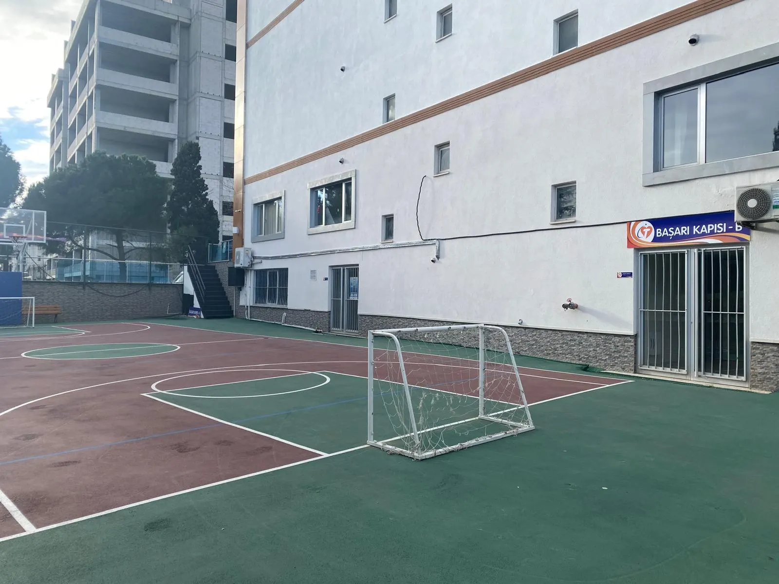 Tekden Koleji dış görünüm