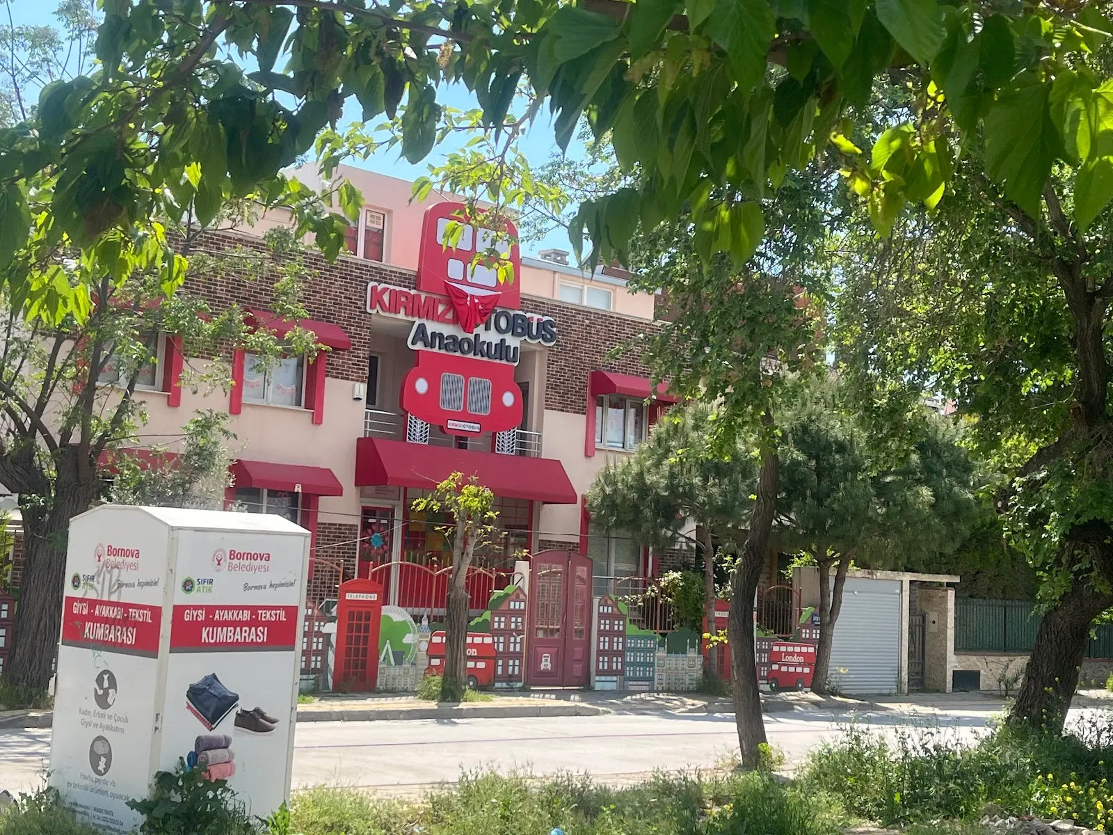 Kırmızı Otobüs Anaokulu dış görünüm