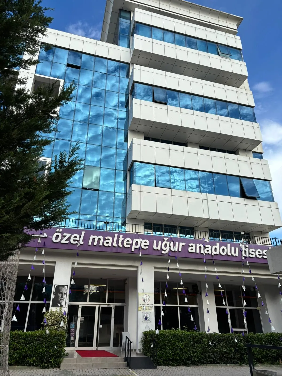 Uğur Okulları İstanbul Maltepe Kampüsü dış görünüm