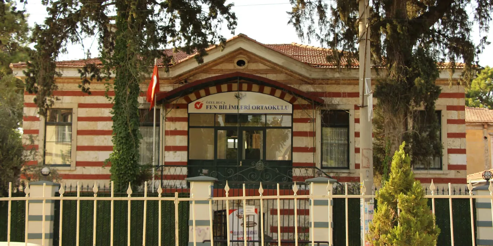 Fen Bilimleri Okulları Buca Kampüsü dış görünüm