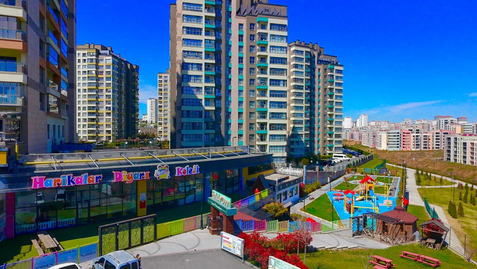 Harikalar Diyarı Koleji dış görünüm